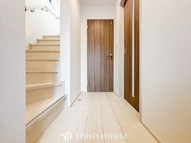 上質感漂う廊下。居住者の帰り、訪れる方を優しく迎える・安らぎに満ちた生活空間を予感させる。