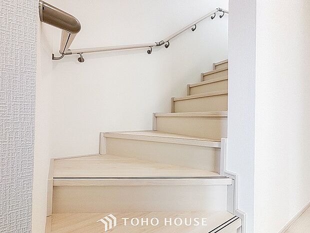 階段にはお子様やお年寄りに安心な手すりをご用意。