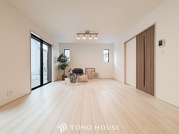 落ち着いた雰囲気に包まれた伸びやかな空間で、ゆったりと家族団らんの時間を過ごせます。