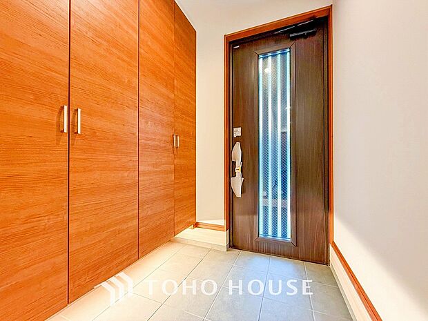 居住者の帰り、訪れる方を優しく迎えてくれる開放感のある玄関。