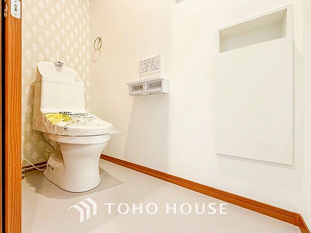 トイレはシンプルにホワイトで統一した温水洗浄付です。