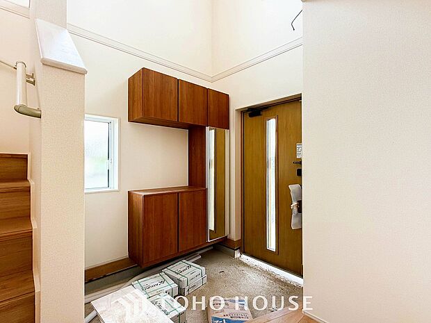 明るくコントラストのある、開放感と清潔感を兼ね備えた玄関。