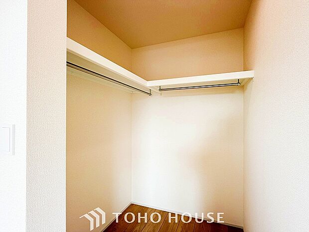 衣類だけでなく大きな荷物も収納でき、お部屋がすっきりします。