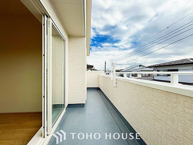 心地よい風を肌で感じることのできるバルコニー。