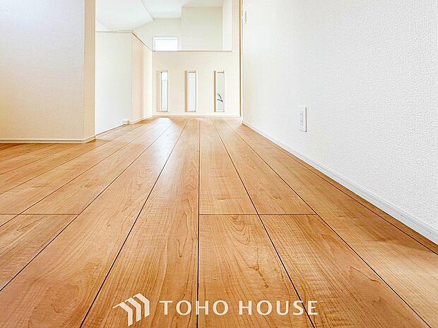 上質感漂う廊下。居住者の帰り、訪れる方を優しく迎え安らぎに満ちた生活空間を予感させます。