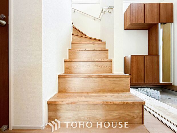 各フロアを結ぶ階段。集いの空間と一人の時間を楽しむプライベートルームをバランスよく繋いでいます。