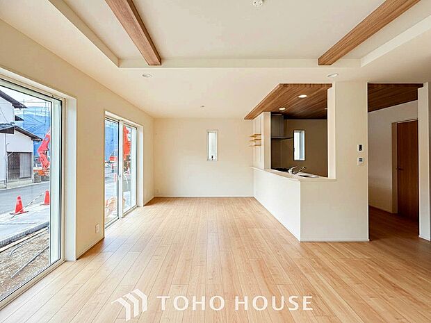 忙しい朝でも、しっかり家族が揃って食事をして頂けるゆとりある大きさのダイニングスペース。