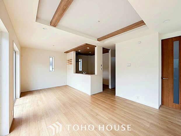 光と風があふれる開放的なリビングダイニングには自然と家族みんなが集まってきます。