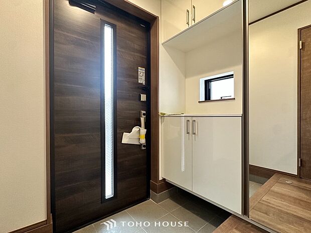 居住者の帰り、訪れる方を優しく迎えてくれる玄関です。