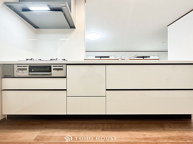 お手入れのしやすいすっきりしたシステムキッチンを採用しました。