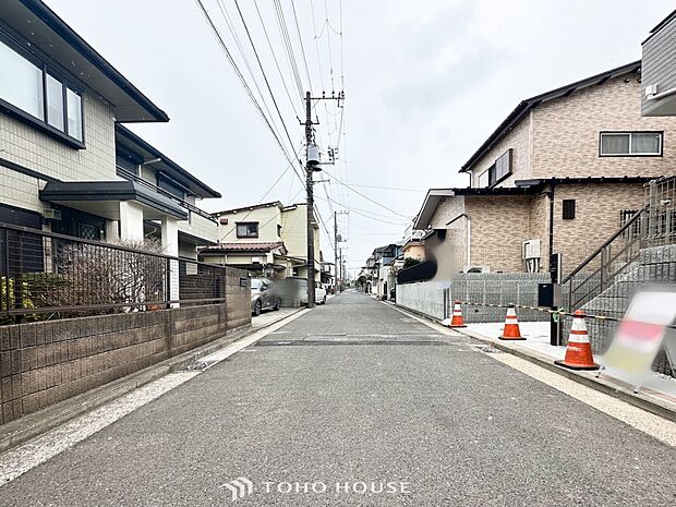 前面道路含む現地写真『快適』は「家」と「街」と「環境」が調和した時に訪れるだと改めて感じさせてくれます。