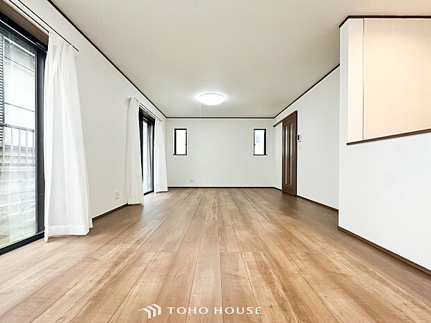 明るく開放的な空間が広がるLDK。室内には豊かな陽光が注ぎ込み、爽やかな住空間を演出。