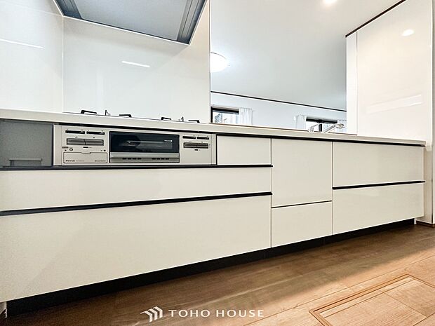 お手入れのしやすいすっきりしたシステムキッチンを採用しました。