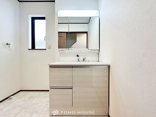 洗面台・洗面所パウダールームはナチュラルな雰囲気で清潔な印象。