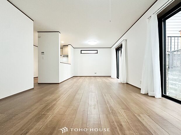 対面式キッチンのあるLDKで家族の会話が弾みます。