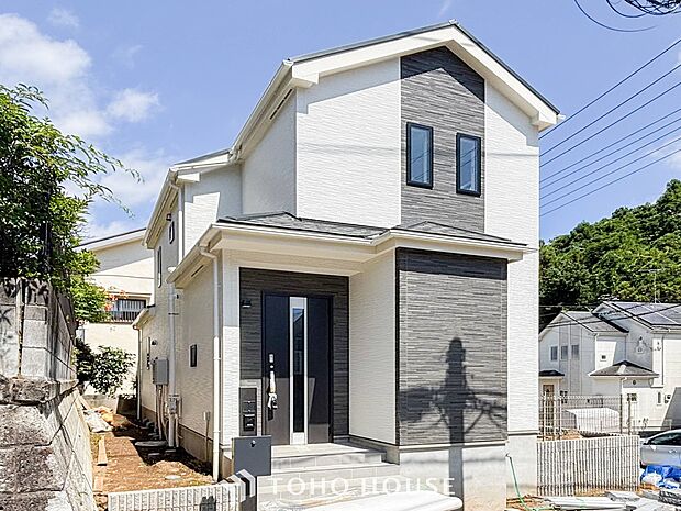 住む人や訪れる人やさしくエスコートする玄関アプローチ。