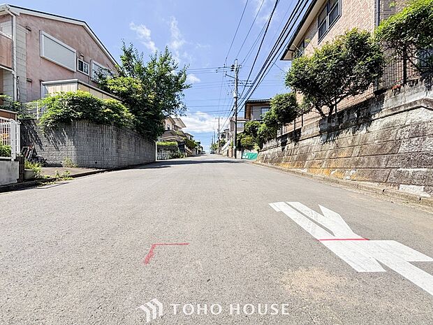 前面道路含む現地写真『快適』は「家」と「街」と「環境」が調和した時に訪れるだと改めて感じさせてくれます。