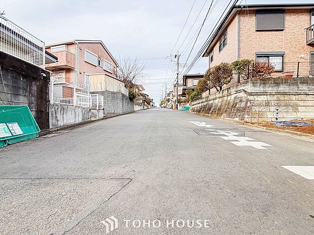 前面道路含む現地写真『快適』は「家」と「街」と「環境」が調和した時に訪れるだと改めて感じさせてくれます。