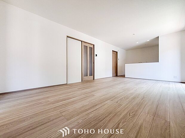 爽やかな色合いのフローリングと清潔感の溢れるクロスが明るい空間を創り出しているリビングダイニング。