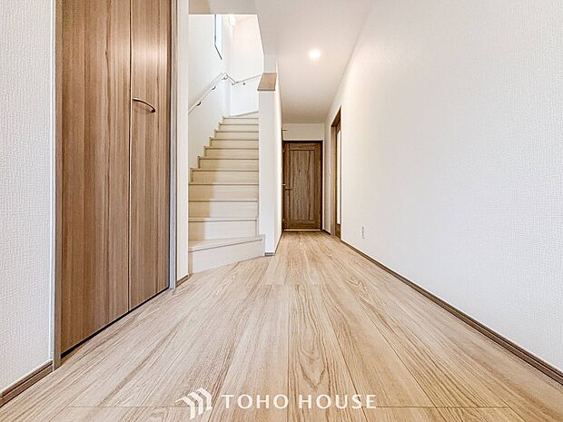 上質感漂う廊下。居住者の帰り、訪れる方を優しく迎え安らぎに満ちた生活空間を予感させます。