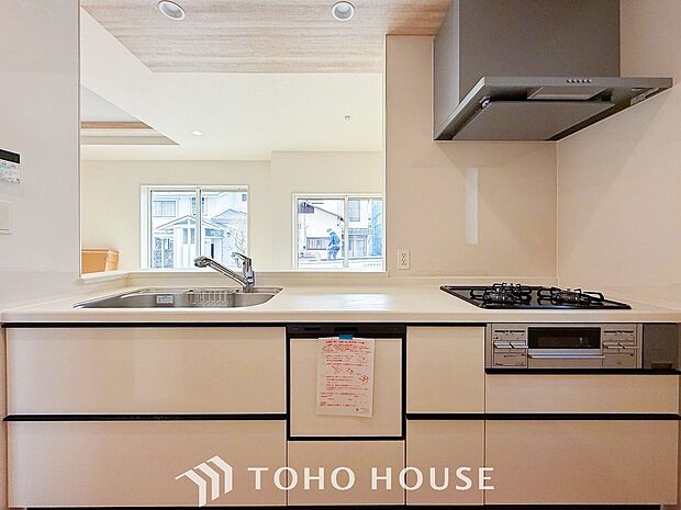 お手入れのしやすいすっきりしたシステムキッチンを採用しました。