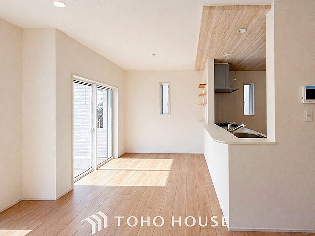 忙しい朝でも、しっかり家族が揃って食事をして頂けるゆとりある大きさのダイニングスペース。