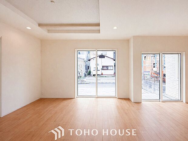 光と風があふれる開放的なリビングダイニングには自然と家族みんなが集まってきます。