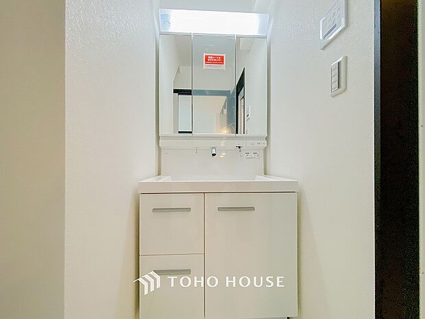 洗面台・洗面所パウダールームはナチュラルな雰囲気で清潔な印象。