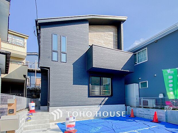 住む人を映し出す洗練された佇まいは、いつまでも輝き続けながらいつしか街の風景に溶け込んでいきます。