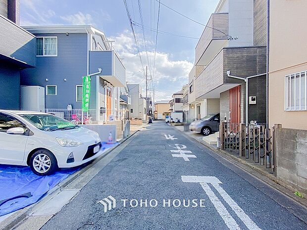 前面道路含む現地写真『快適』は「家」と「街」と「環境」が調和した時に訪れるだと改めて感じさせてくれます。