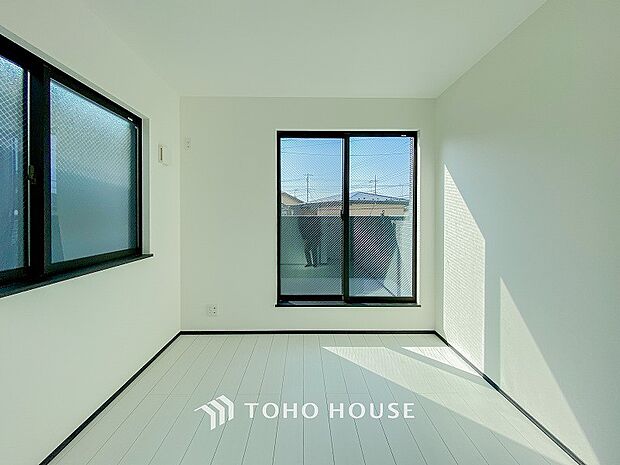 大きな窓からたっぷりと陽光が注がれる明るい空間。