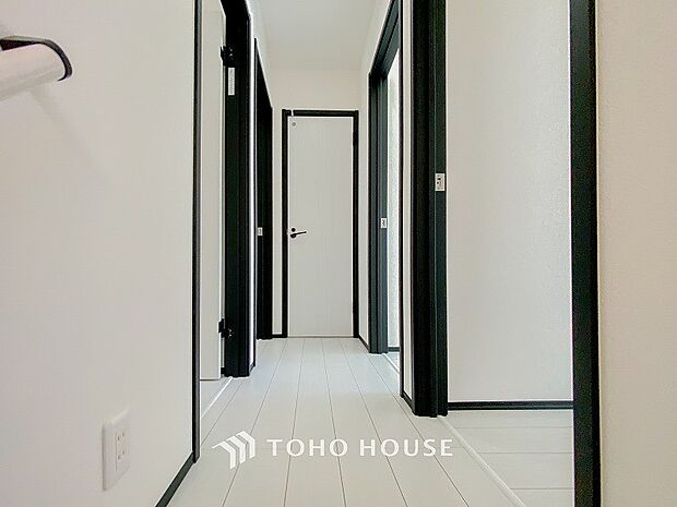 上質感漂う廊下。居住者の帰り、訪れる方を優しく迎える・安らぎに満ちた生活空間を予感させる。