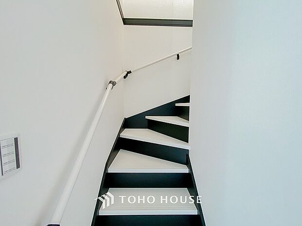 階段にはお子様やお年寄りに安心な手すりをご用意。