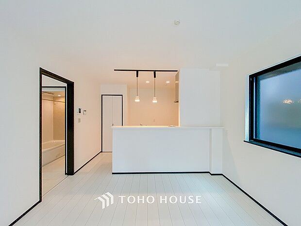 ご家族みんなで調理ができる位のスペースを実現したキッチン空間となっております。