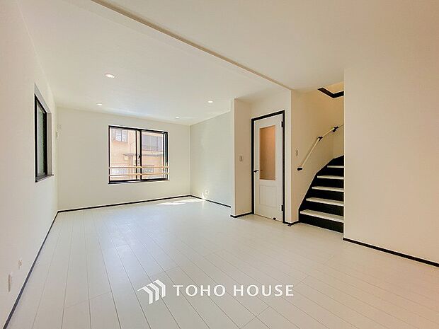 忙しい朝でも、しっかり家族が揃って食事をして頂けるゆとりある大きさのダイニングスペース。