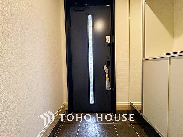 帰り着くたびに洗練されたテイストの空間に迎えられ誇りと喜びを感じる玄関まわりです。