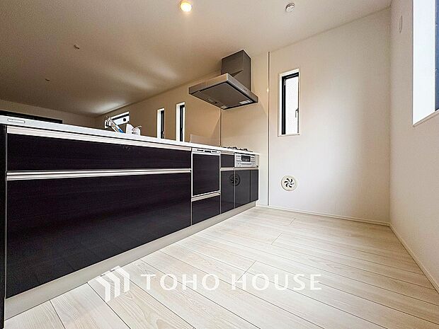 機能的で使い勝手のよさそうなキッチン。明るく清潔感があります。