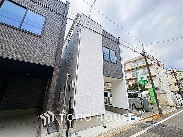 住む人を映し出す洗練された佇まいは、いつまでも輝き続けながらいつしか街の風景に溶け込んでいきます。