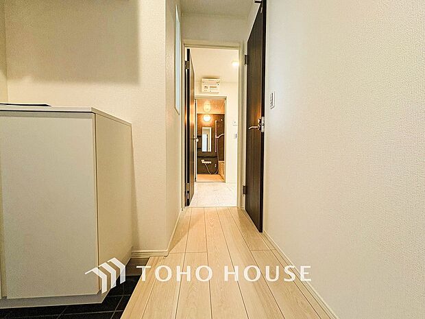 上質感漂う廊下。居住者の帰り、訪れる方を優しく迎え安らぎに満ちた生活空間を予感させます。