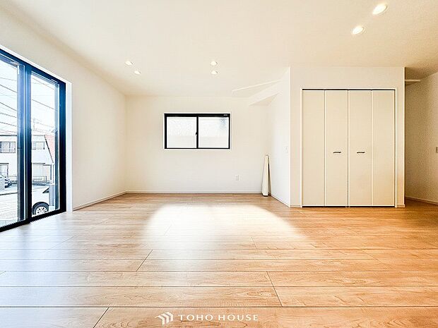 光と風があふれる開放的なリビングダイニングには自然と家族みんなが集まってきます。