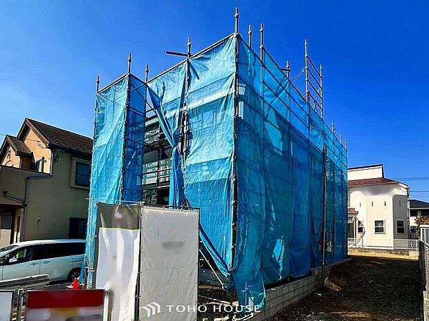 住む人を映し出す洗練された佇まいは、いつまでも輝き続けながらいつしか街の風景に溶け込んでいきます。