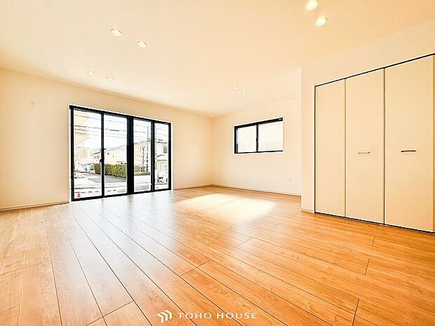 戸建てならではのリビング。落ち着いた色調のリビングは家族団欒の憩いの場所です。