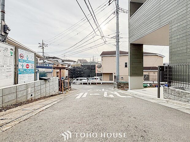 前面道路含む現地写真『快適』は「家」と「街」と「環境」が調和した時に訪れるだと改めて感じさせてくれます。