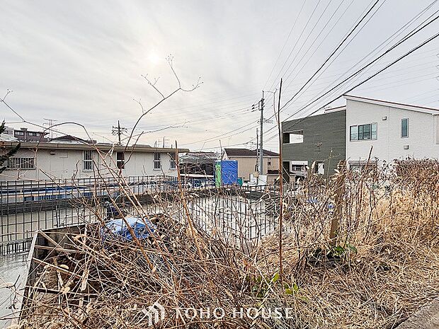 風を感じ解放感あふれる光に満ちた住まい。