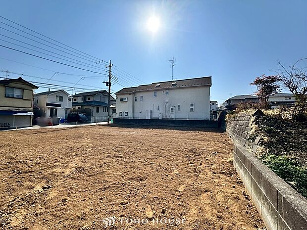 閑静な住宅街の陽当りに恵まれた土地。たくさんの想いが美しいカタチに彩られます。