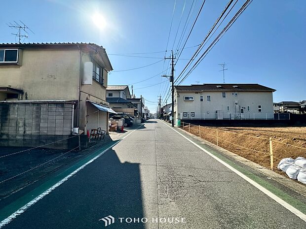 前面道路含む現地写真『快適』は「家」と「街」と「環境」が調和した時に訪れるだと改めて感じさせてくれます。