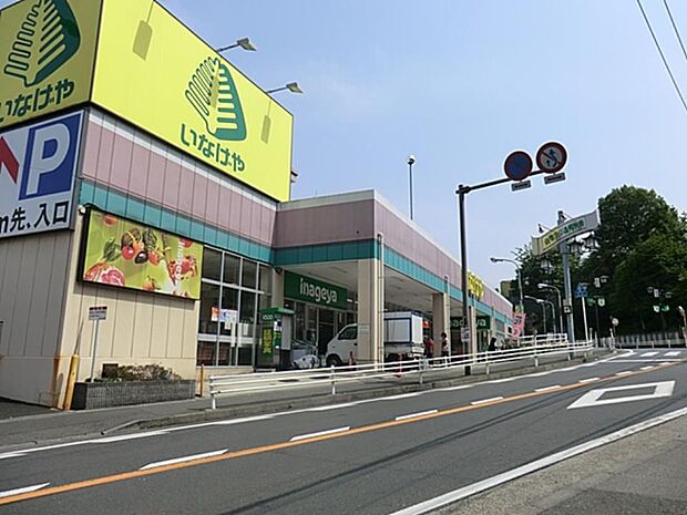 生鮮食品の品質やお総菜に定評があります。店内のベーカリーも人気。駐車場88台完備。