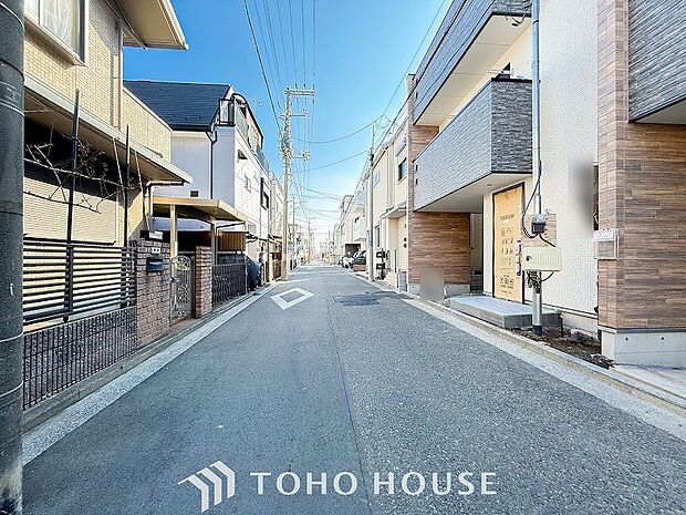 前面道路含む現地写真『快適』は「家」と「街」と「環境」が調和した時に訪れるだと改めて感じさせてくれます。