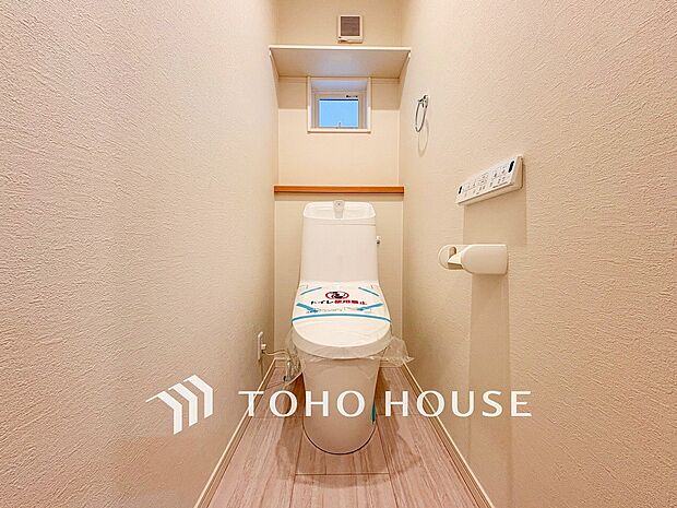 換気と明るさに配慮した清潔感溢れるトイレ。落ち着いた空間で安らぎのひとときをお過ごしいただけます。