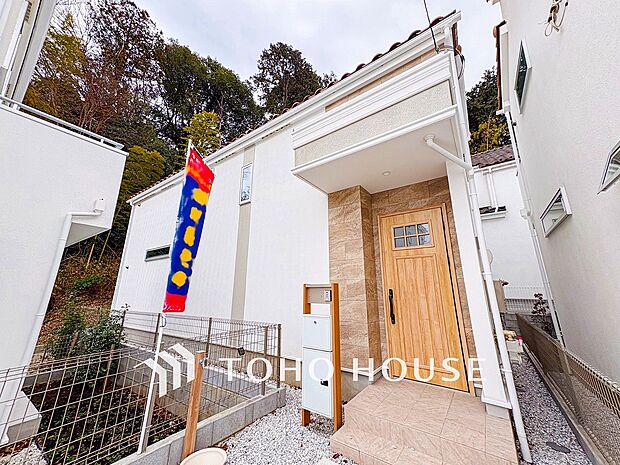 閑静な住宅街の一角、ひと時のくつろぎが生まれ、ゆっくりと愛着が育まれていきます。